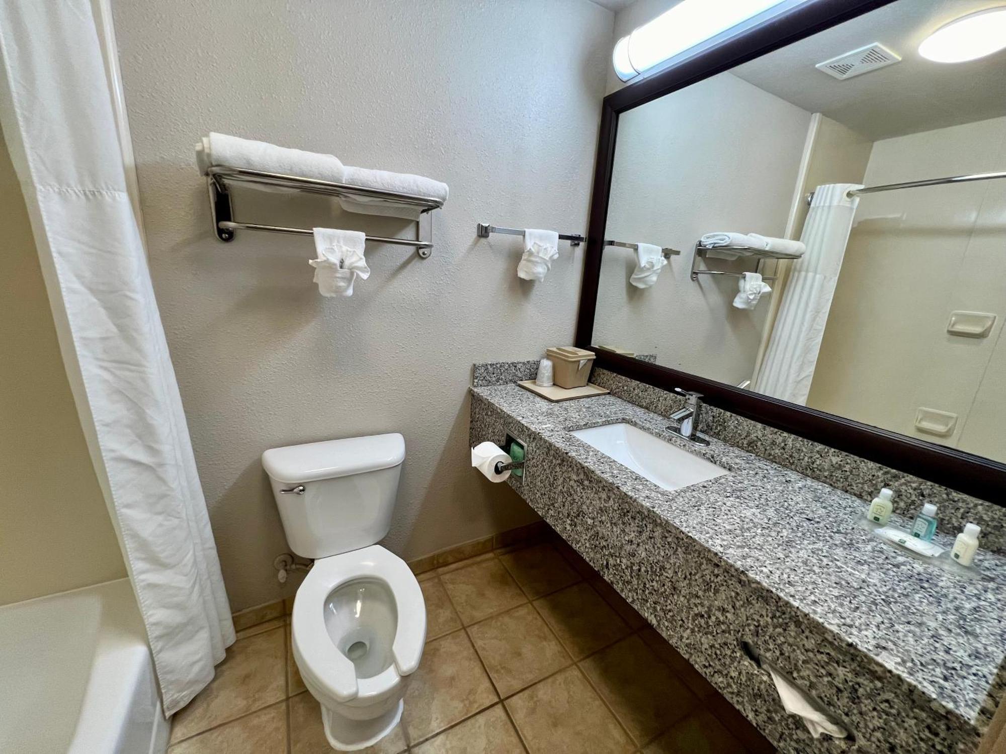 Quality Inn & Suites Near University Waco Exterior photo
