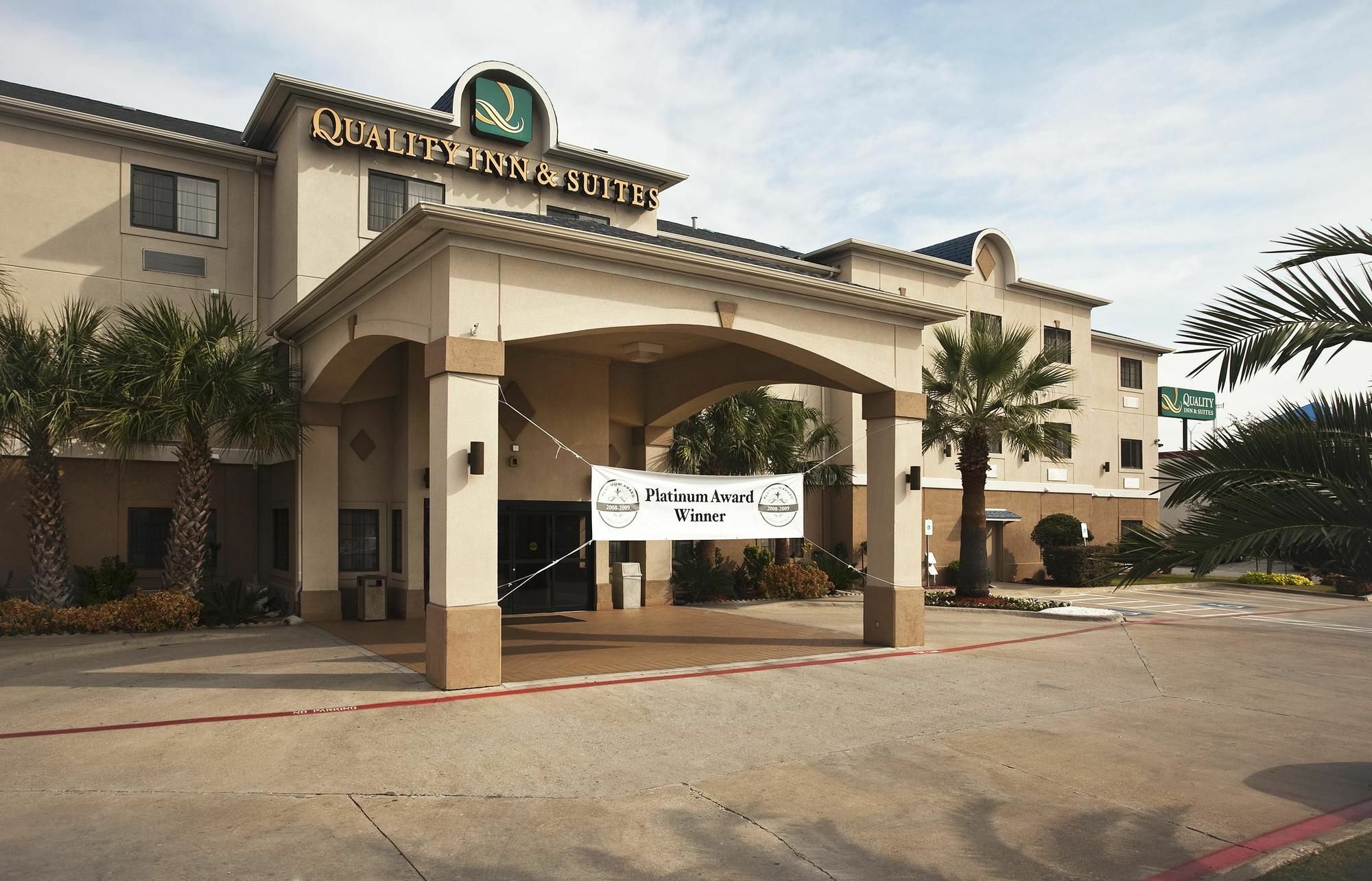 Quality Inn & Suites Near University Waco Exterior photo